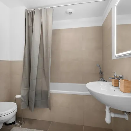 Sunny, Brand New, Luxury Apartamento